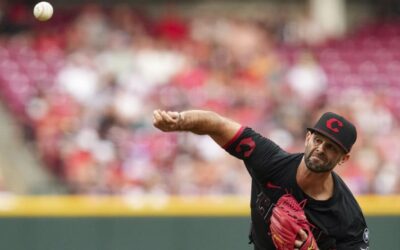 Martínez lleva juego sin hit hata el 9no por los Rojos, que doblegan 8-1 a los Padres