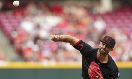 Martínez lleva juego sin hit hata el 9no por los Rojos, que doblegan 8-1 a los Padres