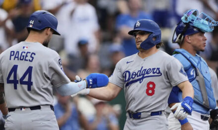 Dodgers ganan 5-1 a Reales con jonrones de Hernández y Smith; Wrobleski lanza seis entradas