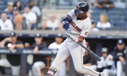 Guardianes anotan 3 en la 1ª entrada y respaldan a Ortiz en victoria 4-0 en Yankee Stadium