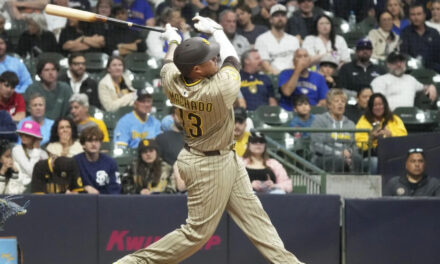 Manny Machado conecta otro jonrón y Padres vencen 2-0 a Brewers
