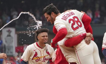 Doblete de Arenado en la novena da triunfo a Cardenales 2-1 sobre Dodgers