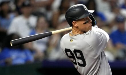 Judge conecta jonrón por 3er juego seguido y Yankees vencen 6-3 a Reales con gran faena de Schmidt