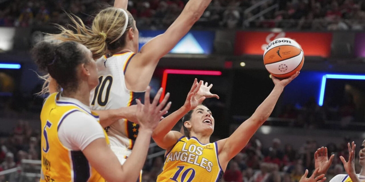 Azura Stevens y Kelsey Plum anotaron más de 20 puntos cada una y las Sparks vencieron a las Fever con un equipo reducido por 85-75.