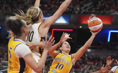 Azura Stevens y Kelsey Plum anotaron más de 20 puntos cada una y las Sparks vencieron a las Fever con un equipo reducido por 85-75.