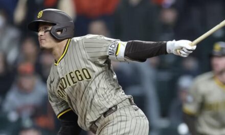 Machado y Padres vencen 3-2 a Gigantes y llevan encuentro a entradas extra por segundo día