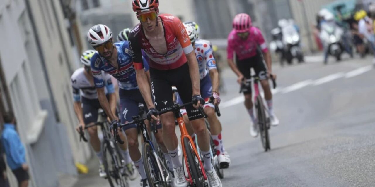 Arensman gana la etapa más dura del Tour de Francia tras un agotador esfuerzo en solitario