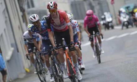 Arensman gana la etapa más dura del Tour de Francia tras un agotador esfuerzo en solitario