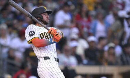 Los 2 jonrones de Merrill contra Wheeler ayudan a Padres a vencer 5-4 a Filis