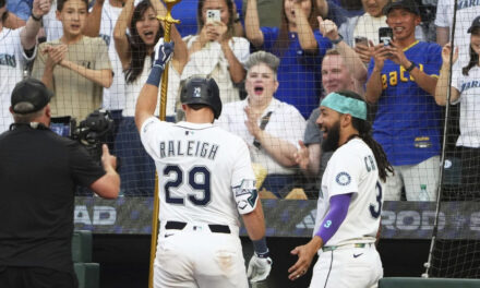 Jonrón de Raleigh impulsa a Marineros a romper racha de 11 victorias de Cerveceros