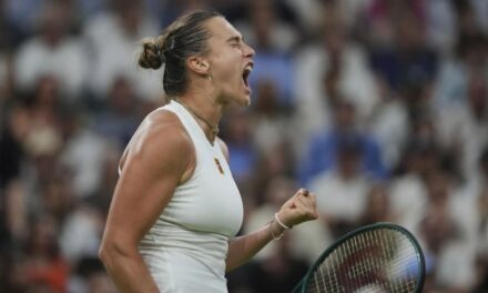 Wimbledon: La número uno Aryna Sabalenka gana a la favorita local Emma Raducanu en la Cancha Central
