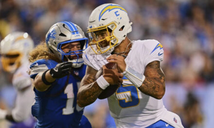 Lance lanza dos pases de touchdown y lidera a Chargers sobre Lions en juego del Salón de la Fama