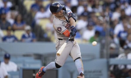 Altuve aporta 2 jonrones, impulsa 5 en paliza histórica de Astros, 18-1 ante Dodgers