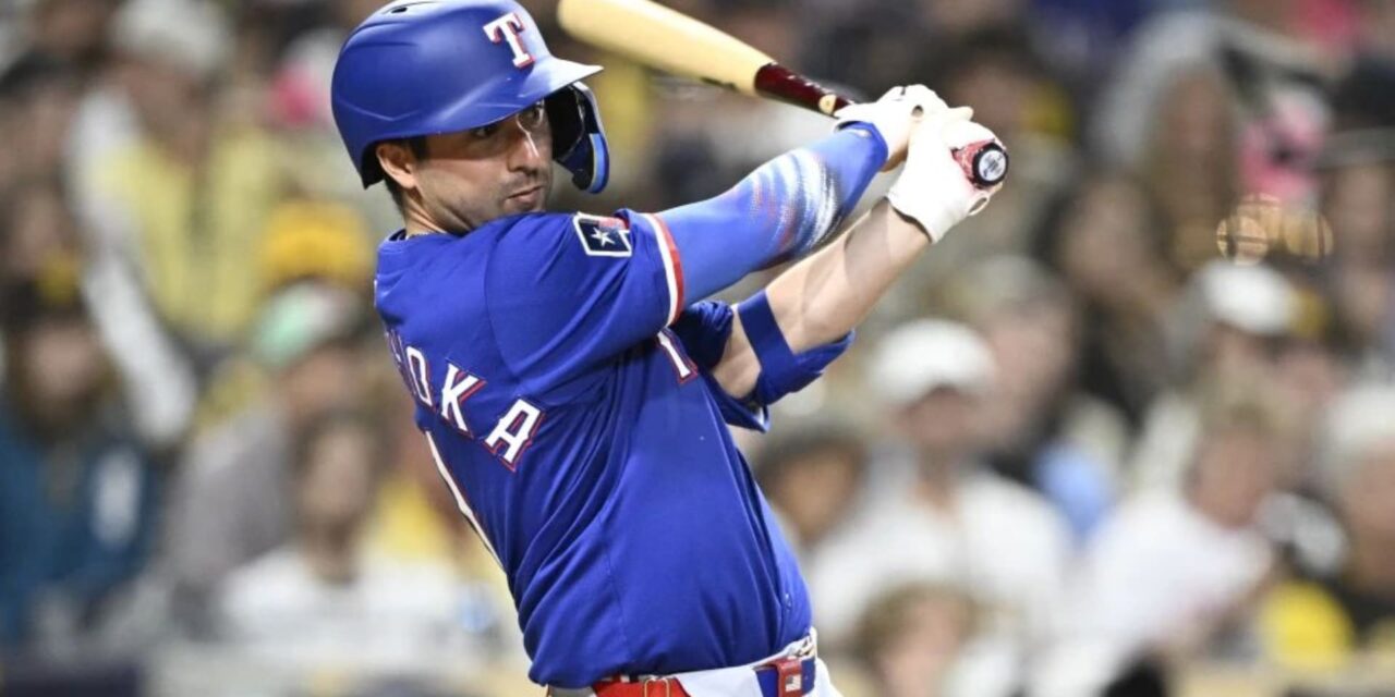 Kyle Higashioka conecta un jonrón y remolca 5 carreras para que Rangers derroten 7-4 a Padres