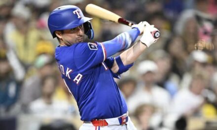 Kyle Higashioka conecta un jonrón y remolca 5 carreras para que Rangers derroten 7-4 a Padres