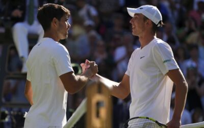 Alcaraz alcanza la tercera ronda de Wimbledon al vencer en sets corridos a Tarvet