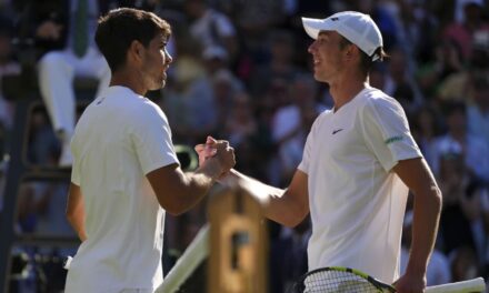 Alcaraz alcanza la tercera ronda de Wimbledon al vencer en sets corridos a Tarvet