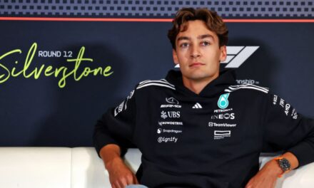 Russell espera seguir en Mercedes pese a señales de que Verstappen podría unirse