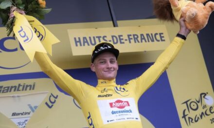 Van der Poel supera a Pogačar y gana la lluviosa etapa 2 del Tour de Francia