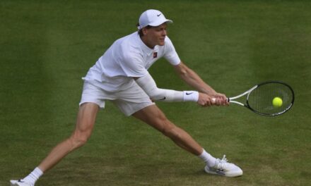 Sinner vence a Shelton y avanza a semifinales de Wimbledon con protección en el codo lesionado