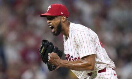 Sánchez permite cuatro hits tras lanzar juego completo y Filis vencen 4-1 a Red Sox