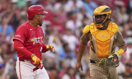 Cardenales blanquean 3-0 a Padres; bancas se vacían tras golpe al venezolano Contreras