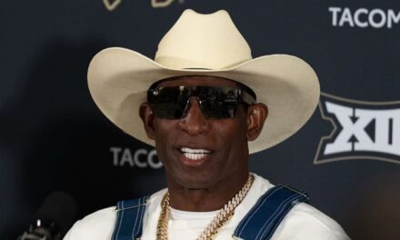 Deion Sanders dice que tenía cáncer de vejiga, pero que entrenará esta temporada