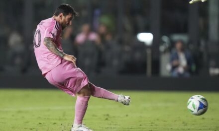 Messi hila 5to partido con múltiples goles y Miami rompe racha invicta de Nashville al vencerlo 2-1