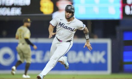 Marlins frenan remontada tardía de Padres y ganan 4-3