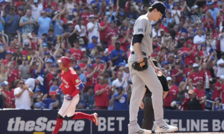 Springer impulsa 7, Azulejos vencen 12-5 a Yankees y se acercan a 1 juego de la cima del Este