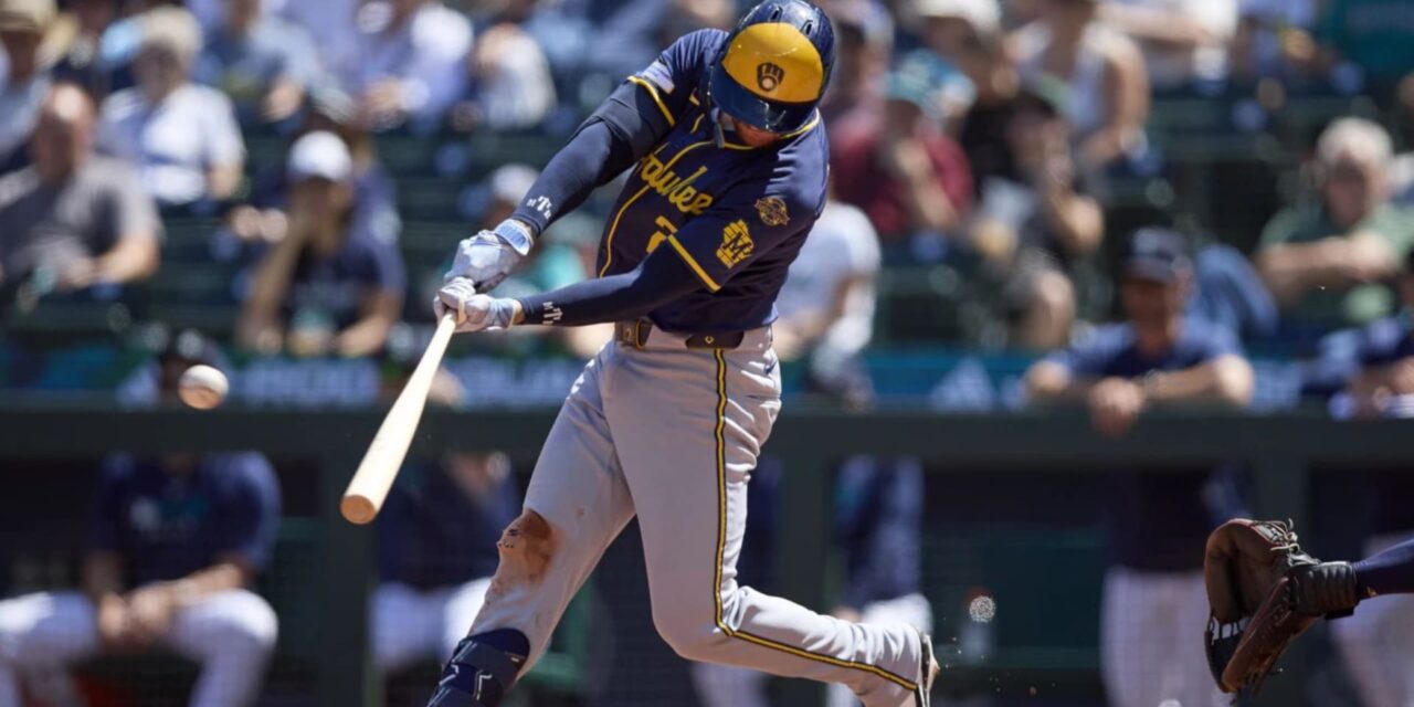Brewers conectan 17 hits y vencen 10-2 a los Marineros mientras líder jonronero Raleigh descansa