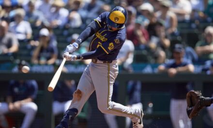 Brewers conectan 17 hits y vencen 10-2 a los Marineros mientras líder jonronero Raleigh descansa