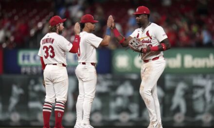 Donovan y Contreras conectan jonrones de tres carreras y Cardinals vencen 9-7 a Padres
