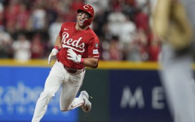 Triple de dos carreras de Steer en la 8va da victoria a los Rojos 5-2 sobre Dodgers