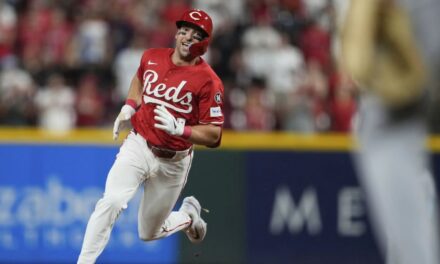 Triple de dos carreras de Steer en la 8va da victoria a los Rojos 5-2 sobre Dodgers