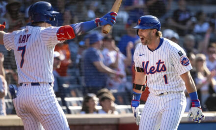 Jonrón de dos carreras de McNeil en la 7ma contra Weaver da triunfo a Mets 6-5 sobre Yankees