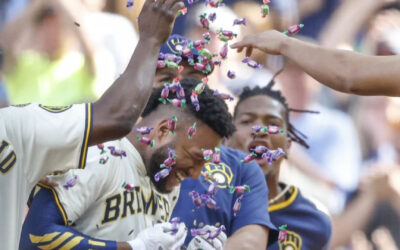 Chourio impulsa carrera del triunfo en la 10ma; Cerveceros barren a Dodgers por primera vez en casa