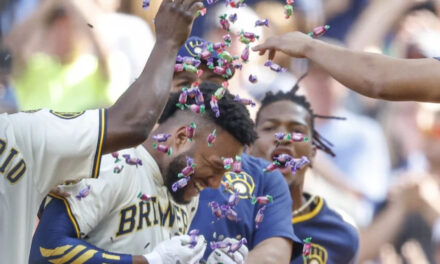 Chourio impulsa carrera del triunfo en la 10ma; Cerveceros barren a Dodgers por primera vez en casa