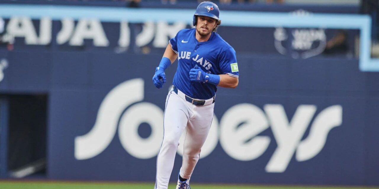 Blue Jays desperdician una ventaja de 8 carreras y luego superan a los Yankees 11-9 para empatar con Nueva York en el liderato del Este de la Liga Americana