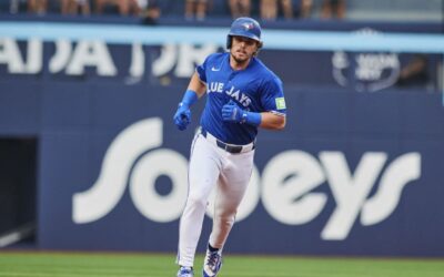 Blue Jays desperdician una ventaja de 8 carreras y luego superan a los Yankees 11-9 para empatar con Nueva York en el liderato del Este de la Liga Americana