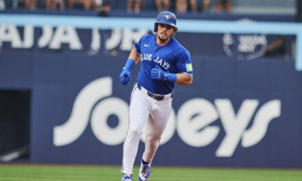 Blue Jays desperdician una ventaja de 8 carreras y luego superan a los Yankees 11-9 para empatar con Nueva York en el liderato del Este de la Liga Americana