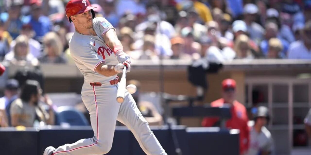 Realmuto impulsa a Harper en la 8va y los Filis vencen 2-1 a los Padres
