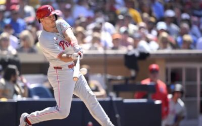 Realmuto impulsa a Harper en la 8va y los Filis vencen 2-1 a los Padres