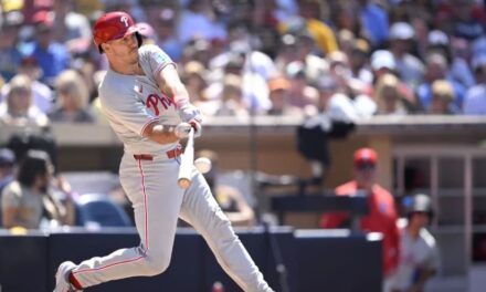 Realmuto impulsa a Harper en la 8va y los Filis vencen 2-1 a los Padres