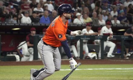 Walker impulsa carrera clave en la novena y Astros barren a Diamondbacks