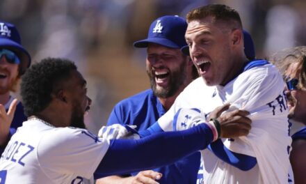 Freeman impulsa 2 carreras en el noveno y los Dodgers vencen a los Twins 4-3