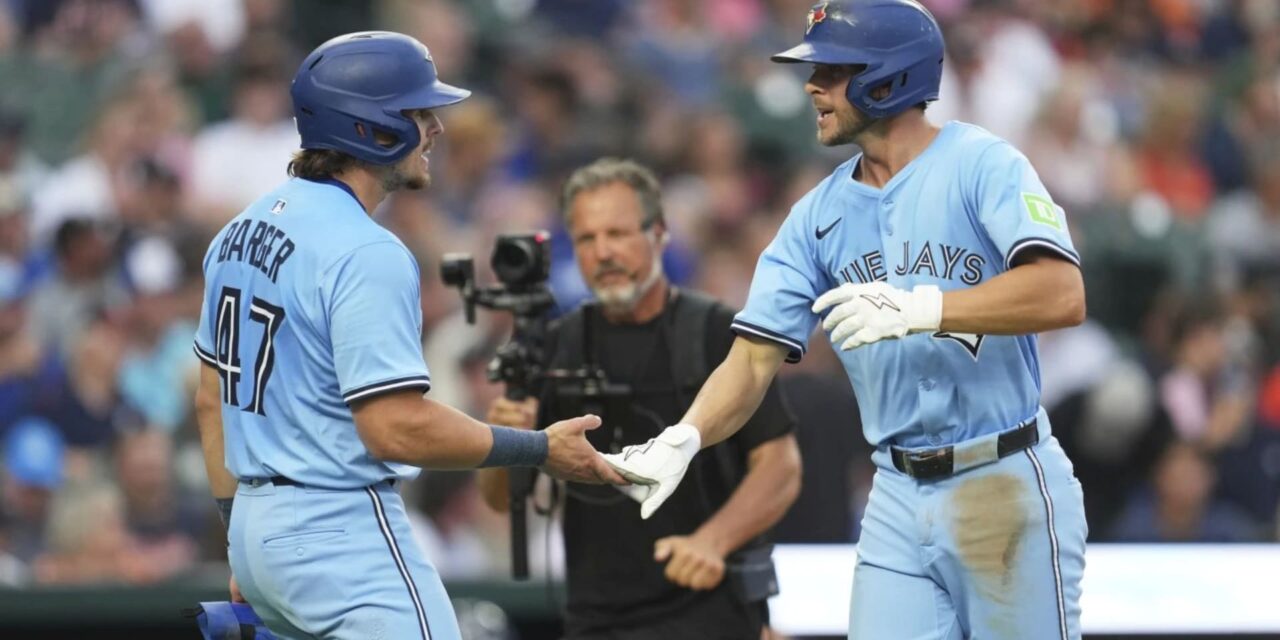 Unos Azulejos en ascenso vencen 11-4 a unos Tigres en declive