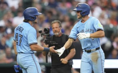 Unos Azulejos en ascenso vencen 11-4 a unos Tigres en declive