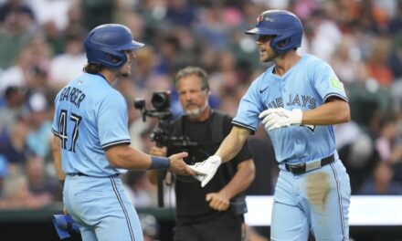 Unos Azulejos en ascenso vencen 11-4 a unos Tigres en declive