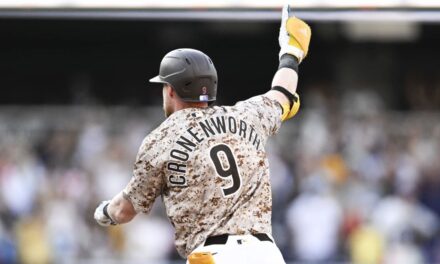 Con sencillo de Cronenworth en la 10ma, Padres superan 3-2 a Rangers